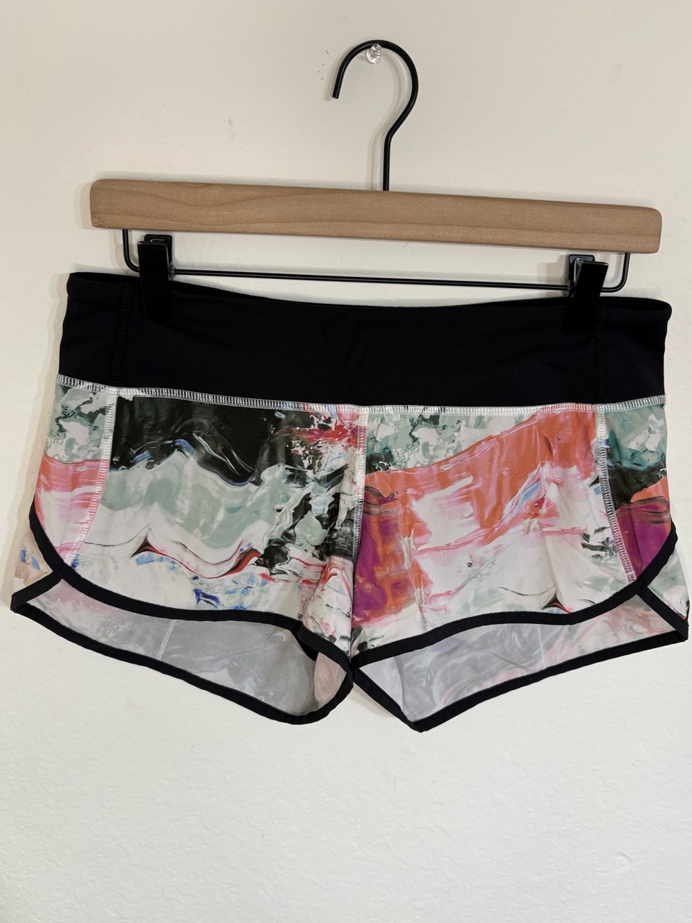 Lululemon Run Speed Shorts size 6 in pigment wave 4-way Stretch multicolored
